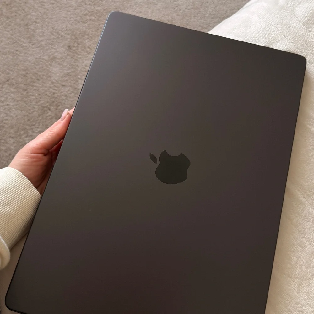 MacBook Pro 16 M4 MAX